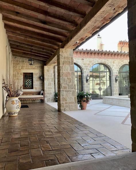 Santa Celia, Tuscan Courtyard, Courtyard Home, Spanish Home Decor, Hacienda Style Homes, Courtyard Entry, Luxury Houses Mansions, Front Gate, Casas Coloniales