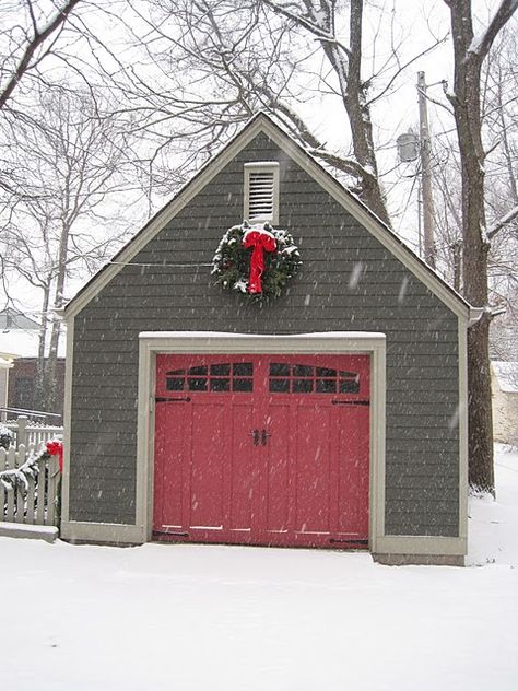 Red garage door with cream trim and gray body Cottage Exterior Colors, Red Garage, Craftsman Garage, Plan Garage, Red Doors, Modern Garage Doors, Farmhouse Garage, Living Colors, Doors Modern