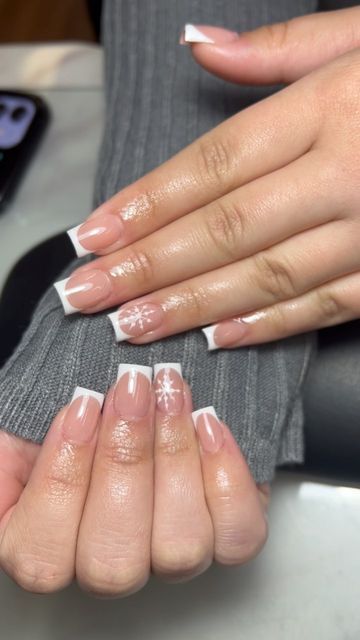 French Tip Nails With Design Christmas, Snow Flake French Tip Nails, Christmas Nail Inspo French Tip, Winter Nail Sets Short, White Christmas French Tip Nails, French With Snowflake Nail Design, Christmas Nails White French Tip, White French Tips With Snowflakes, White French Tip With Snowflakes