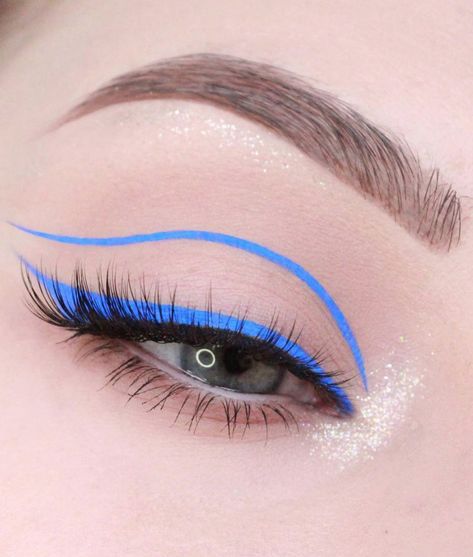 Makeup has always been an important statement throughout history for so many reasonsFor decorativeclass differentiationprotectiveperformativeor Fun Eyeliner Looks, Colorful Eyeliner Looks, Fun Eyeliner, Eyeliner Inspo, Creative Eyeliner, 2018 Makeup, Maquillage Yeux Cut Crease, Make Up Designs, Makeup Morphe