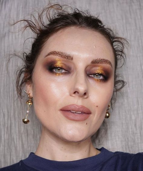 Eyeshadow Smokey Eye, Katie Jane Hughes, Subtle Smokey Eye, Halo Eyeshadow, Gold Smokey Eye, Gold Eye Makeup, Eyeshadow For Brown Eyes, Smokey Eye For Brown Eyes, Kkw Beauty