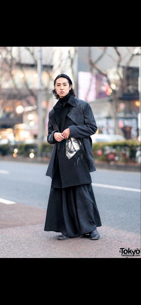 Masculine Long Skirt Outfits, Karasu Zoku Fashion, Hanfu Street Style, Chinese Street Fashion Men, Male Skirt, Men Skirt, Long Skirt Aesthetic, Japanese Mens Fashion, Goth Streetwear