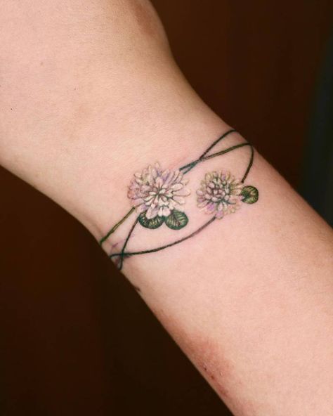 Clover flower bracelet tattoo in watercolor style. Clover And Flower Tattoo, Knot Bracelet Tattoo, Best Flower Tattoos For Women, Clover Vine Tattoo, Watercolor Armband Tattoo, Watercolor Wrist Tattoos For Women, Watercolor Bracelet Tattoo, Flower Petals Tattoo, Friends Flower Tattoo