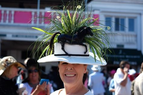 Kentucky Derby Hats #foreverbourbon #kentuckyderby #kentuckyderbyhats #derbyhats @foreverbourbon www.foreverbourbon.com Diy Kentucky Derby Hat, Kentucky Derby Party Hats, Derby Hats Diy Ideas, Derby Hats Diy, Horse Race Hats, Kentucky Derby Fashion, Derby Fashion, Ky Derby, Derby Outfits