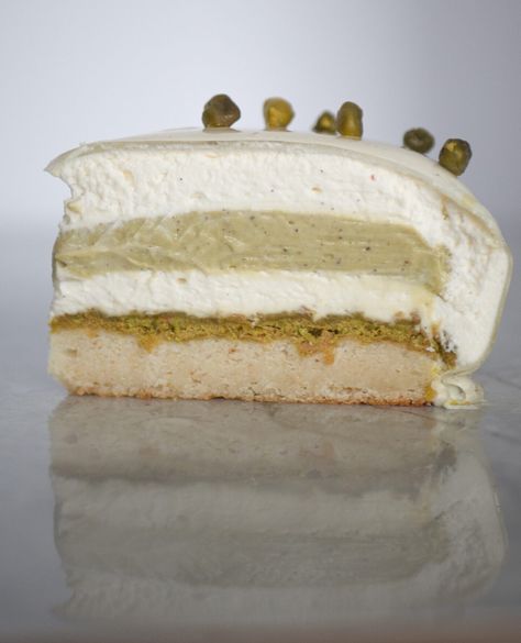 Pistachio Cake Filling, Vanilla Mousse Cake, Mousse Cake Filling, Vanilla Bean Mousse, Pistachio Cake Recipe, Vanilla Ganache, Entremet Recipe, Vanilla Mousse, Pastry Display