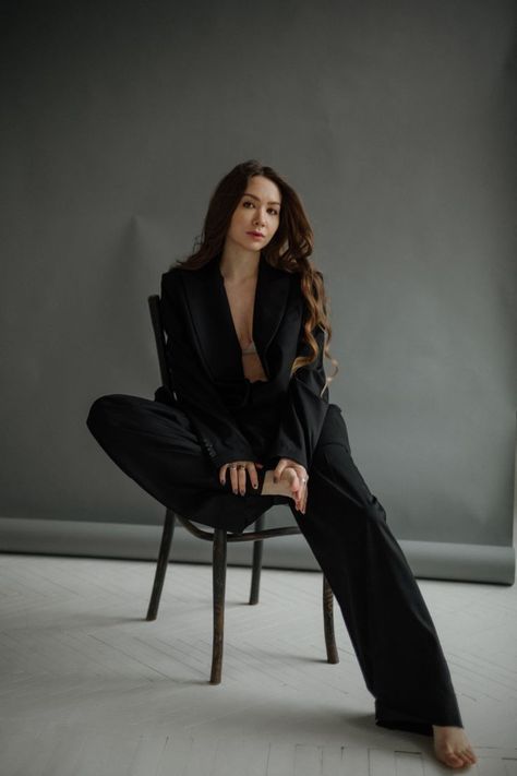 Blazer Photoshoot Women, Lifestyle Photo Ideas, Portrait Aesthetic, Debut Photoshoot, Studio Photoshoot Ideas, Studio Portrait Photography, Beautiful Photoshoot Ideas, Studio Poses, Studio Photography Poses