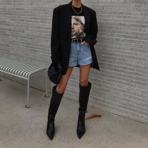 M O D U S (@__modus) • Instagram photos and videos Blazer Night Out Outfit, Blazer And Boots Outfit, Boots Outfit Inspiration, Short Blazer Outfits, Short Boots Outfit, Black Tshirt Outfit, Jeans Boots Outfit, Graphic Tshirt Outfit, Black Shorts Outfit