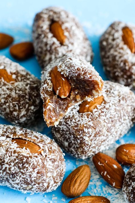 4-Ingredient Coconut Almond Rolled Dates - Flora & Vino Coconut Roll, Chocolate Hummus, Oil Free Vegan Recipes, Clean Dessert, Apple Chips, Date Recipes, Coconut Almond, Raw Almonds, 4 Ingredient