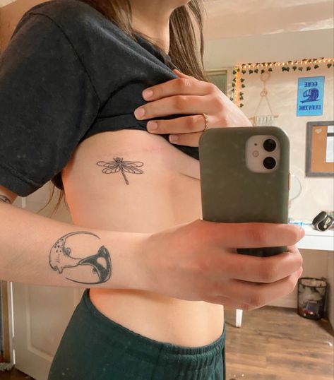 Cat Rib Tattoo, Dragonfly Tattoo On Ribs, Dragon Fly Rib Tattoo, Dragonfly Tattoo Ribs, Dragonfly Tatoos, Rib Tattoos For Women, Flying Tattoo, Tattoo Now, Jesus Love