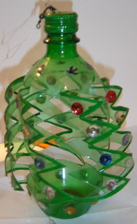 Pop Bottle Crafts, Spinners Diy, Water Bottle Crafts, Garden Wind Spinners, Plastic Bottle Art, Bottle Decoration, Enrichment Activities, Plastic Bottle Crafts, Upcycle Recycle