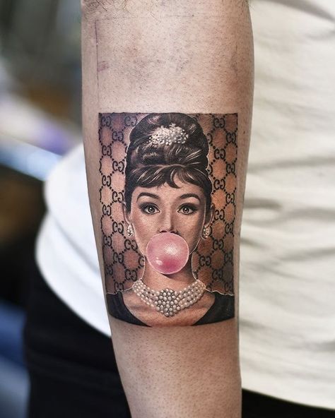 Dani Ginzburg on Instagram: “GUCCI GANG 🐝 Tag @gucci…” Audrey Hepburn Tattoo, Gucci Tattoo, Steve Butcher Tattoo, Inked Magazine Tattoos, Nikko Hurtado, Foo Dog Tattoo, Fu Dog, Fantasy Tattoos, Iphone Wallpaper Glitter