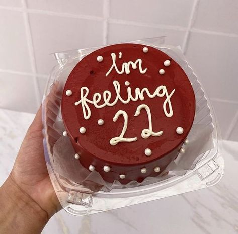 Im Feeling 22 Birthday Cake, Bolo Taylor Swift, Heart Cake Designs, Vintage Cake Decorating, 30 Aesthetic, Taylor Swift Cake, Vintage Heart Cake, 22nd Birthday Cakes, Taylor Swift Birthday Party Ideas