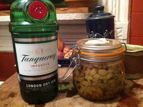 Raisins and gin: An old wives' remedy for colds and arthritis (and not a bad nightcap ;) ) Gin Soaked Raisins Recipe, Gin Raisins Recipe, Honey Chicken Bites, Gin Soaked Raisins, Garlic Honey Chicken, Gin Drink Recipes, Raisin Recipes, Flavoured Gin, Best Banana Pudding