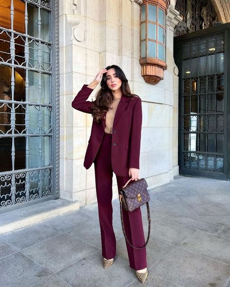 Five Unproblematic Fashion Influencers To Follow on Instagram Suits For Women H&m, Womens Suits For Fall, Pant Suits For Women Modern, Pant Suits For Women Winter, Formal Suits For Women Prom Elegant, Business Professional Women Suits, Women's Fitted Suits, Business Suits Woman, Graduation Suits For Women Modern