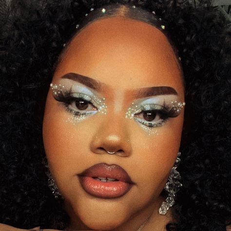 Pearl Rave Makeup, Pearlescent Makeup Looks, Pearl Inspired Makeup, Pearl Prom Makeup, Mermaid Makeup Black Women, Icy Makeup Looks Black Women, Blue Formal Makeup, Pearl Makeup Looks Prom, White Pearl Makeup