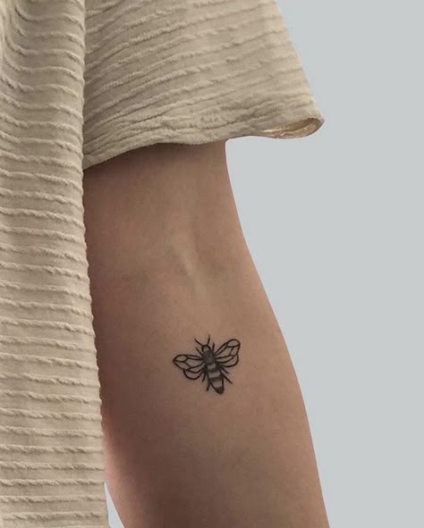 Marauders Tattoo Ideas, Tattoo Side, Inspiration Tattoos, Cute Small Tattoos, Tiny Tattoo, Bee Tattoo, Dainty Tattoos, Piercings And Tattoos, Aesthetic Tattoo