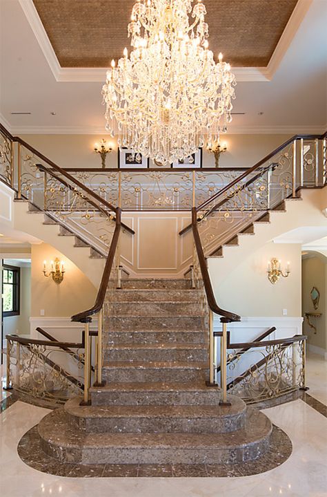 ♡M o n i q u e.M💜 Imperial Staircase, Luxury Stairs, Outdoor Bedroom, Lan Can, Dream Living, Grand Staircase, Staircase Design, Luxury House, Beautiful Interiors