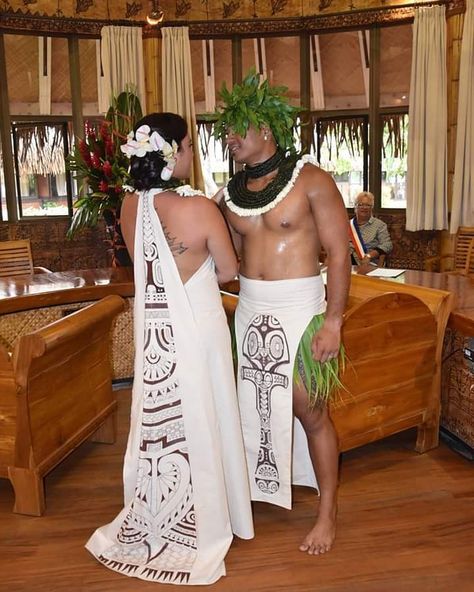 Tahitian Dress Wedding, Tahitian Aparima Costume, Maori Wedding Dress, Hawaiian Wedding Traditions, Polynesian Wedding Dress, Samoan Wedding Dress, Traditional Hawaiian Clothing, Hawaiian Style Wedding Dress, Maori Dress