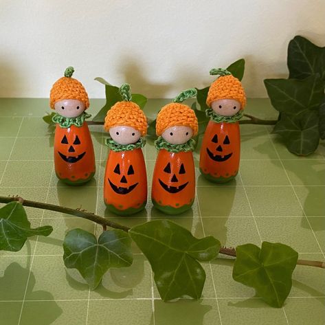 Pumpkin Peg Doll, Peg Crafts, Diy Halloween Witch, Girls Night Crafts, Wooden People, Hand Painted Pumpkin, Wood Peg Dolls, Halloween Traditions, Doll Halloween