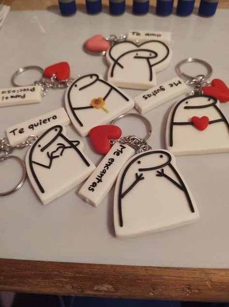 Diy Friendship Keychains, Valentines Clay Ideas For Him, Polymer Clay Crafts Keychain, Clay Keychain Diy Best Friends, Clay Art For Boyfriend, Cute Clay Keychains, Ideas Con Porcelana Fria, Fimo Keychain, Clay Keychain Diy