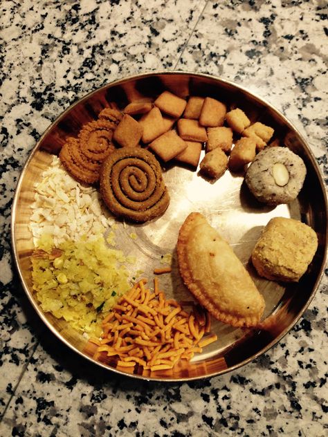 Diwali Snack/Faral Diwali Faral, Diwali Snacks, Diwali Gifts, Snap Food, Diwali, Vegetarian Recipes, Desi, Snapchat, Snacks