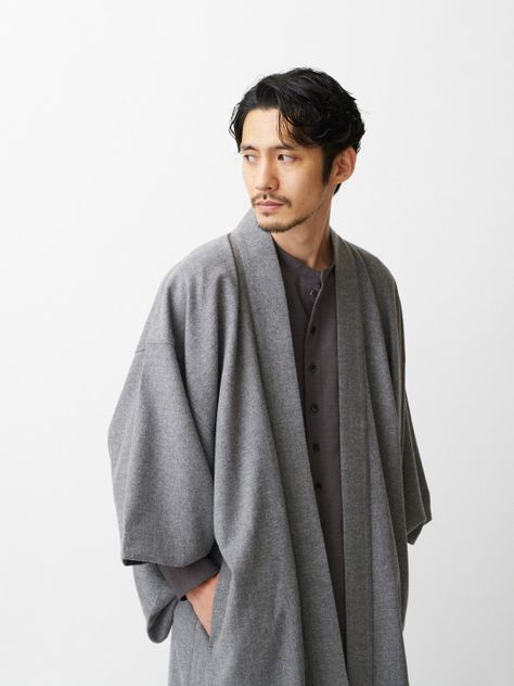 Traditional Samurai Jackets Are Making a Chic, Sophisticated Comeback - My Modern Met Japan Fashion, Hakama Pants, Mode Kimono, Modern Clothing, Style Japonais, Traditional Clothing, Modern Outfits, Mode Inspiration, Bring Back