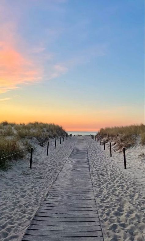 Pretty Beach, I Love The Beach, Pretty Landscapes, Beach Wallpaper, Strawberry Blonde, Summer Wallpaper, Sunset Pictures, American Beauty, Summer Pictures