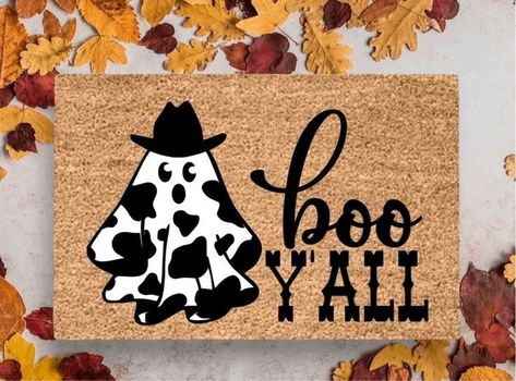 #halloweentips #pumpkin Halloween Country Decor, Fall Outdoor Rug Ideas, Halloween Outdoor Mat, Fall Doormat Ideas Diy, Spooky Doormat Diy, Halloween Front Door Mat, Halloween Doormat Stencils, Halloween Doormat Ideas, Painted Door Mat Ideas