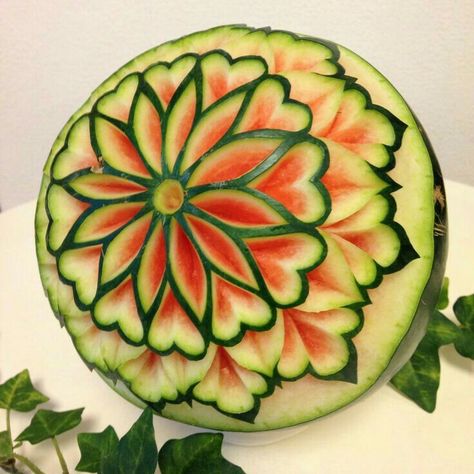 Food Carving Ideas, Fruit Carving Ideas, Carving Fruit, Deco Fruit, Fruit Garnish, Fruit Sculptures, Fruits Decoration, Fruit Creations, Watermelon Art