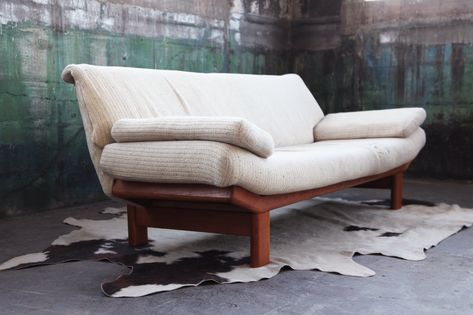 Mid Century Modern Couches, Boho Mid Century Living Room, Mid Century Sofa Living Room, Wood Frame Sofa, Japanese Sofa, Midcentury Sofa, Danish Modern Sofa, Cozy Minimalism, Sofa Mid Century