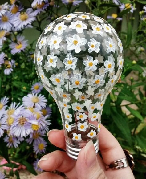 Decorate your old light bulbs for fun arts and crafts projects! Couple Drawing, Painting Art Projects, Drawing Challenge, Cool Stuff, Cute Crafts, Vintage Boho, Room Diy, Purple Flowers, Diy Art