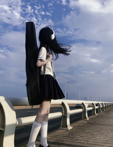 xiaohongshu aesthetic girl Wasian Girl Aesthetic, Japanese Girl Outfits, Dark Kawaii Outfits, Xiaohongshu Aesthetic, Black Hair Japanese, Holding A Guitar, Hair Blowing In The Wind, Japan School, Japan Core