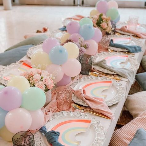 Craft an enchanting low table arrangement that will captivate your guests during the upcoming lunch. Adorn the tabletop with a sleek white tablecloth, complemented by a blush runner to infuse a delightful burst of color. Inject charisma into the setup by incorporating pastel balloons and exquisite flowers as the centerpiece. Present your display elegantly with the addition of white chargers and vibrant napkins, harmoniously paired with glasses and glistening gold cutlery in the place setting. Tabletop Balloon Centerpieces, Balloon Table Decorations, Event Decor Ideas, Party Decorations Table, Flowers Balloons, Balloon Arrangement, White Charger, White Tablecloth, Gold Cutlery