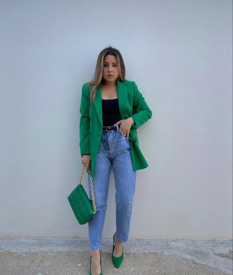 Green Blazer With Jeans, Outfit With Green Blazer, Faded Blue Jeans Outfit, Saco Verde Mujer Outfit Casual, Outfits Con Blazer Verde, Blazer Verde Outfits Mujer, Converse Verdes, Look Blazer Verde, Green Blazer Outfits For Women