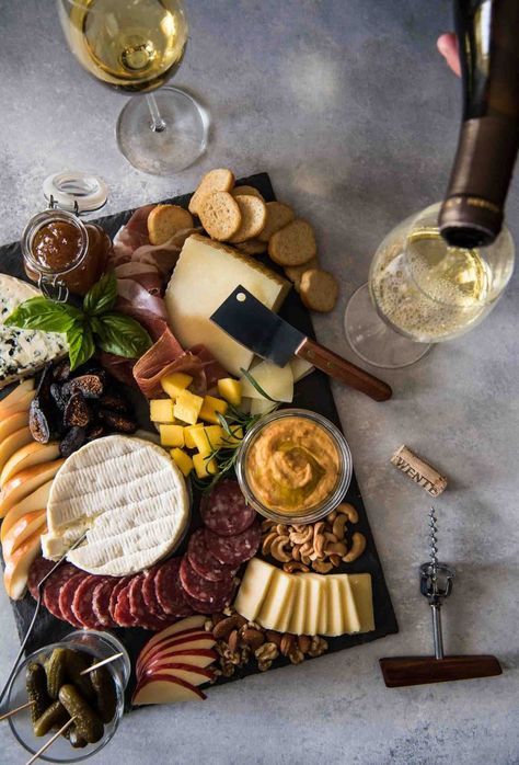 There are so many great pairs in the world of food, but cheese and wine is the best of all to a foodie! Anyone can learn how to build a cheese board, but knowing how to pair each element with your favorite wine is an art. Today, we explore the options tha Charcuterie Board Ideen, Plateau Charcuterie, Charcuterie Board Ideas, Cheese Trays, Wine And Cheese Party, Charcuterie Cheese, Board Charcuterie, Wine Party, Cheese Party