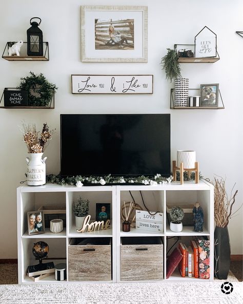 Tv Stand Organization Ideas, Bedroom Entertainment Center Ideas, Cube Storage Decor, Bedroom Decor Teen, Affordable Room Decor, Tv Stand Decor Living Room, Apartment Decor Ideas, Apartment Deco, Apartment Decorating Living