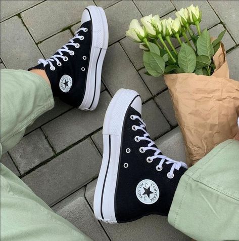 Zapatillas All Star, Elegant Shoes Heels, Cute Converse Shoes, Nike Shoes Women Fashion, Cute Converse, Pretty Sneakers, White Nike Shoes, Pretty Shoes Sneakers, All Star Shoes