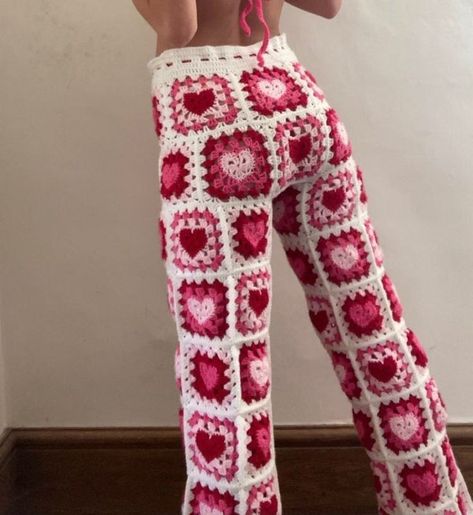 Heart Crochet Pants, Granny Square Heart Pants, Heart Granny Square Pants, How To Crochet Granny Square Pants, Crochet Granny Square Trousers, Granny Squares Clothes, Crochet Granny Square Shorts Pattern, Crochet Granny Square Pants Free Pattern, Barbie Crochet Top