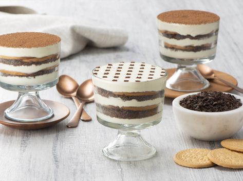 We gave classic tiramisu a Latin twist! This spectacular and creamy dessert is made with a good dose of cocoa and chocolate, coffee, rum, Kahlua and delicious GOYA® Maria Cookies. If you try it, we know you’ll love it Made with GOYA® Maria Cookies Cookie Tiramisu, Caramel Tartlets, Maria Cookies, Cookie Parfait, Cheese Desserts, Delicious Holiday Desserts, Rican Food, Crispy Cookies, Elegant Desserts