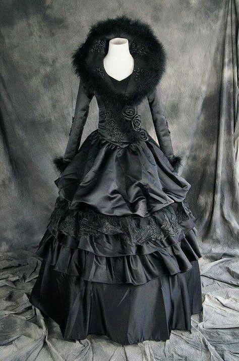 Gothic Couture, Gothic Victorian Dresses, Black Widows, Wedding Gothic, Áo Blu, Mode Steampunk, Crystal Castles, Victorian Goth, Gothic Clothes