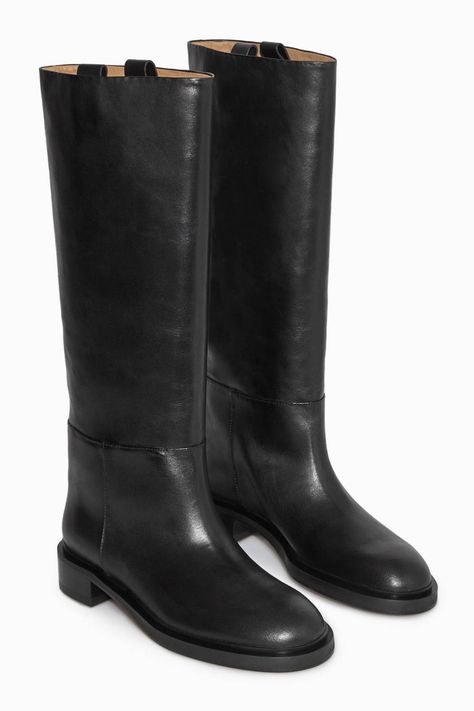 8 Boot Trends Our Editors Aren't Really Buying Anymore | Who What Wear Riding Boot Outfits, Fall Nyc, Boston Outfits, Black Knee Boots, Shoe Wishlist, Lug Sole Boots, Velvet Boots, Black Riding Boots, Trending Boots