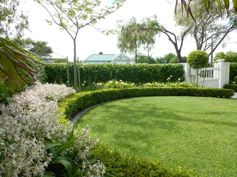 Formal garden Small Formal Garden Ideas, Circle Lawn, Formal Landscape, European Exterior, French Formal Garden, Formal Garden Design, Garden Hedges, Landscaping Retaining Walls, Formal Garden