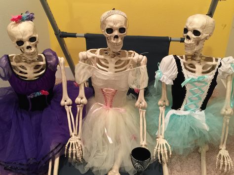 Skeleton Funny Poses, Halloween Comics, Skeleton Pics, Silly Skeleton, Cool Skeleton, Celtic Festival, Halloween Decor Ideas, Seni Dan Kraf, A Rat