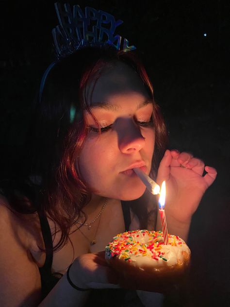 Birthday Aesthetic Dark, Indie Birthday, Grunge Birthday Photoshoot, Birthday Grunge Aesthetic, Alt Birthday, Grunge Birthday Aesthetic, Birthday Poses With Cake Aesthetic, Candle Birthday Picture, Tumblr Birthday