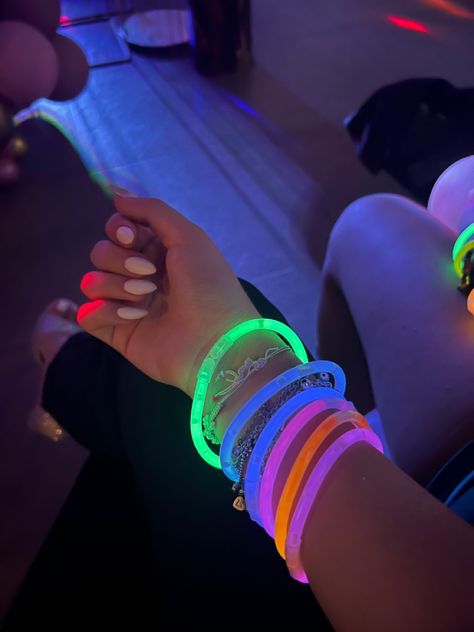 Glow Sticks Party, Neon Dance Party, Glow Party Decorations, Cool Games, Glow Stick Party, Neon Accessories, Dance Party Birthday, Neon Bracelets, Glow Bracelets