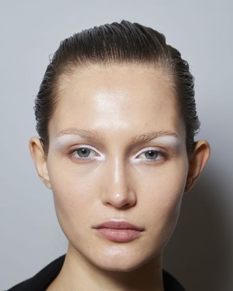 Runway Hair And Makeup, Fashion Week Makeup Looks, Fashion Week Makeup 2023, Runway Hair Trends 2023, Makeup Trends 2023 Summer, Glossy Makeup Look, Fashion Makeup Looks, Runway Makeup Looks, Make Up Trend