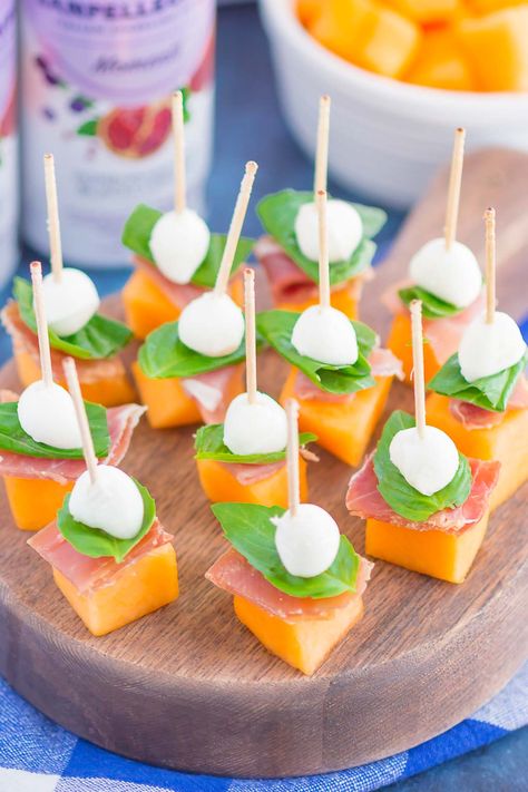 Appetizer Fruit, Prosciutto Appetizer, Prosciutto Melon, Quick And Easy Appetizers, Italian Appetizers, Food Heaven, Tasty Bites, Perfect Appetizers, Fresh Mozzarella