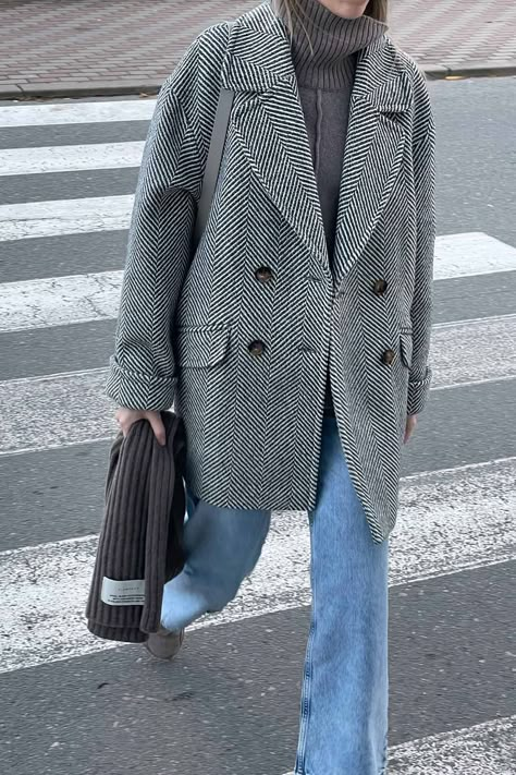 Herringbone Coat, Cute Comfy Outfits, Modest Fashion Outfits, Look Casual, Outfit Casual, Winter Fashion Outfits, Coat Fashion, Fall Winter Outfits, Look Fashion