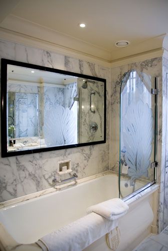 Two way mirror covering tv. Excellent idea!! Marble Bathtub, Farmhouse Bathroom Design, Casa Clean, Mirror Tv, Tv In Bathroom, Modern Bathroom Interior, Bathroom Model, Bathroom Wall Panels, Hotel Lounge