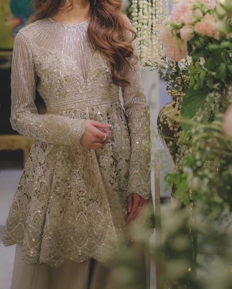 Heavy Gown Design, Heavy Pakistani Dresses, Heavy Garara Dress, Walima Guest Outfit Pakistani, Heavy Dresses, Gowns Dresses Elegant, Desi Wedding Dresses, Velvet Dress Designs, Asian Bridal Dresses